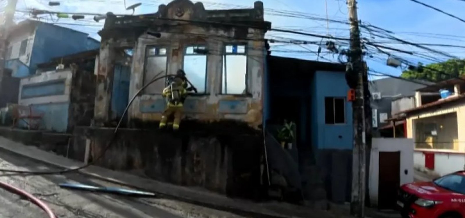 Incêndio de grandes proporções atinge imóvel no Engenho Velho de Brotas, em Salvador
