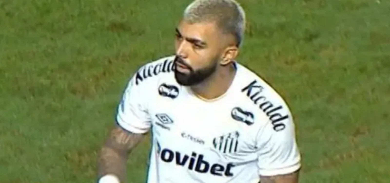 Gabigol será denunciado no STJD após gesto obsceno em jogo contra o Vitória