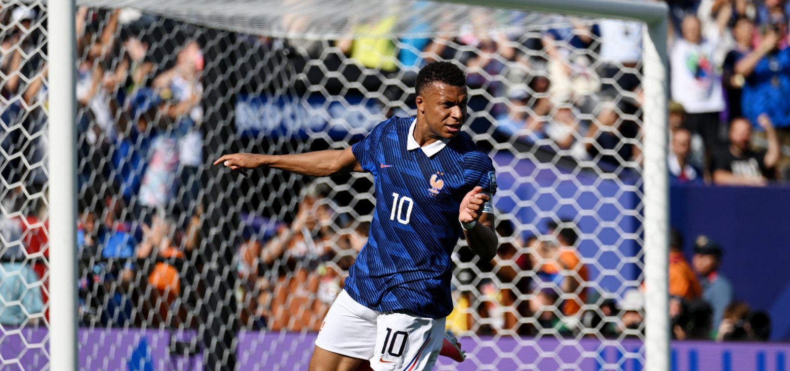 Mbappé marca duas vezes, França vence a Suécia por 3 a 0 e avança às oitavas da Copa