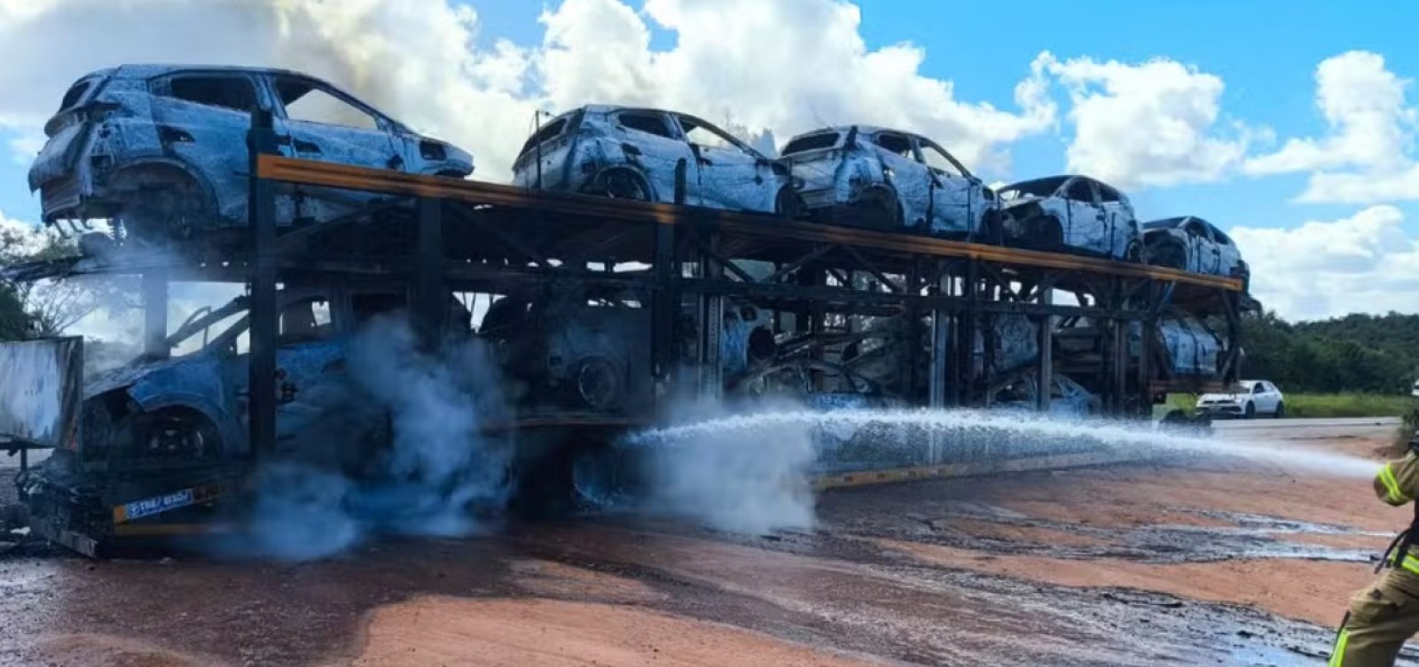 Carreta que transportava veículos elétricos é destruída por incêndio na BR-101, em Alagoinhas