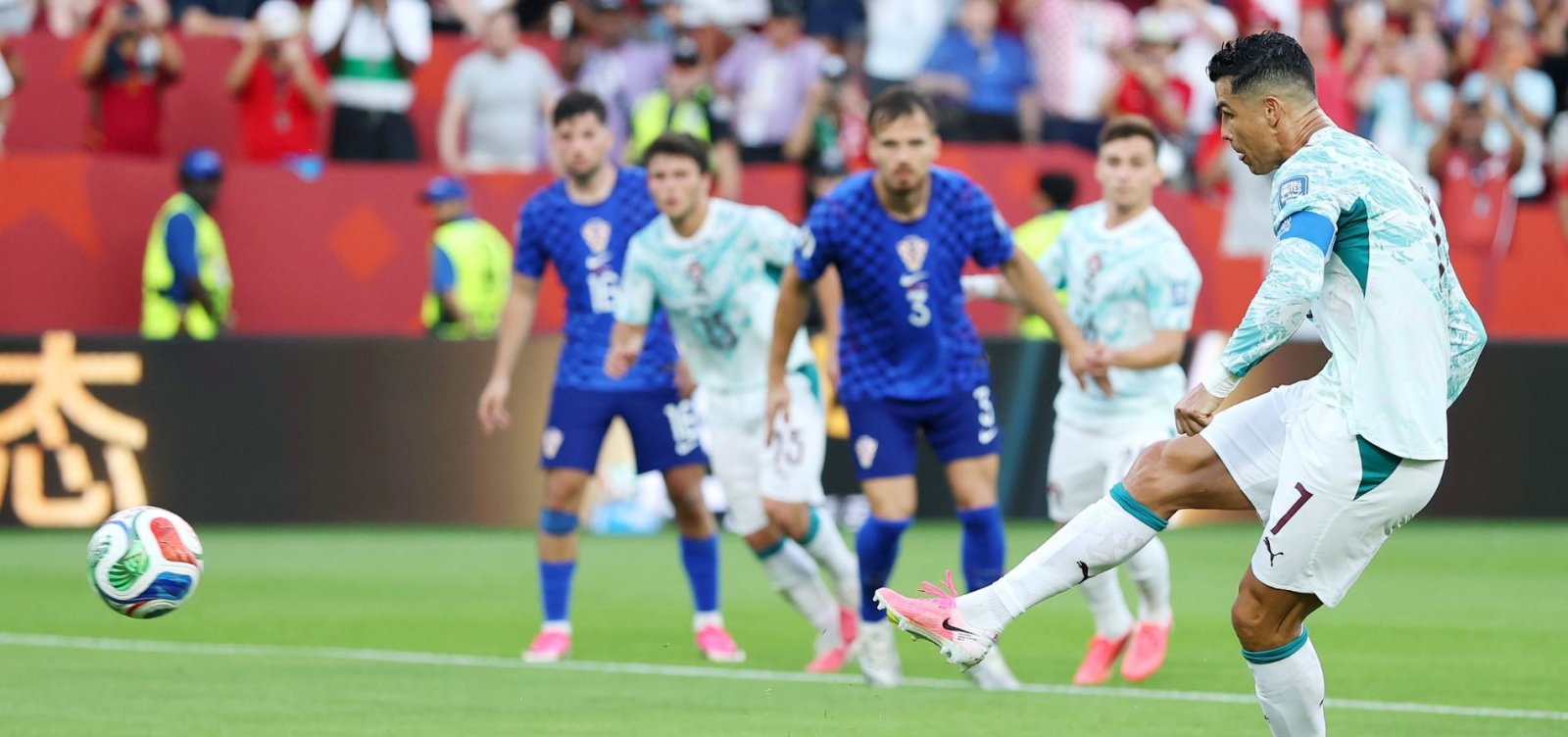 Cristiano Ronaldo marca, Portugal vira sobre a Croácia e garante vaga nas oitavas da Copa