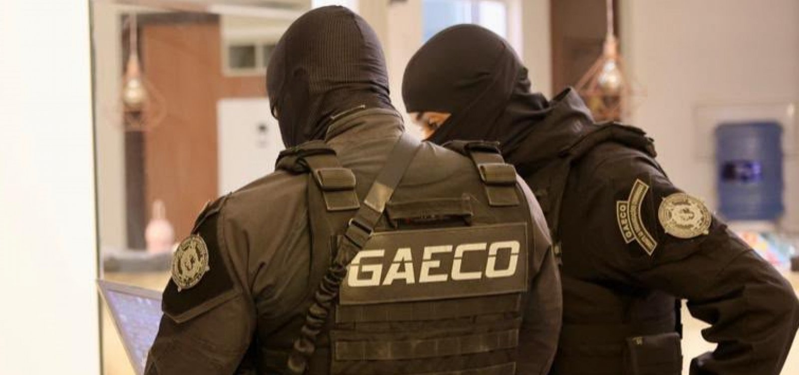 Operação “Sintonia de Gravata” cumpre 22 mandados contra facções criminosas ligadas ao sistema prisional na Bahia