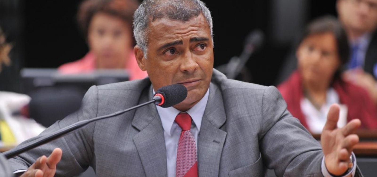 Justiça determina desconto de 5% do salário de Romário após condenação por ofensas a Del Nero