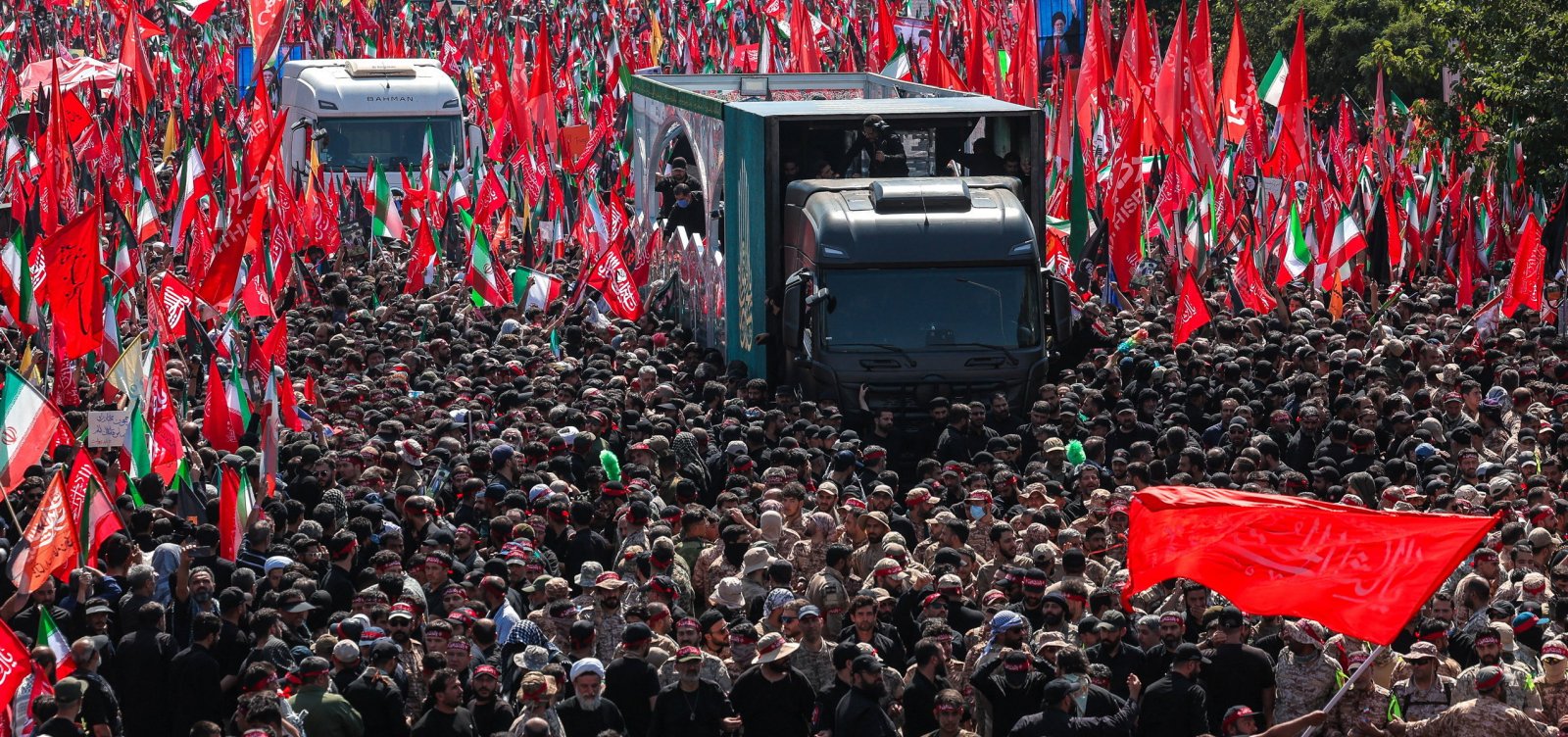Funeral de Ali Khamenei reúne multidão em Teerã e tem protestos contra EUA e Israel