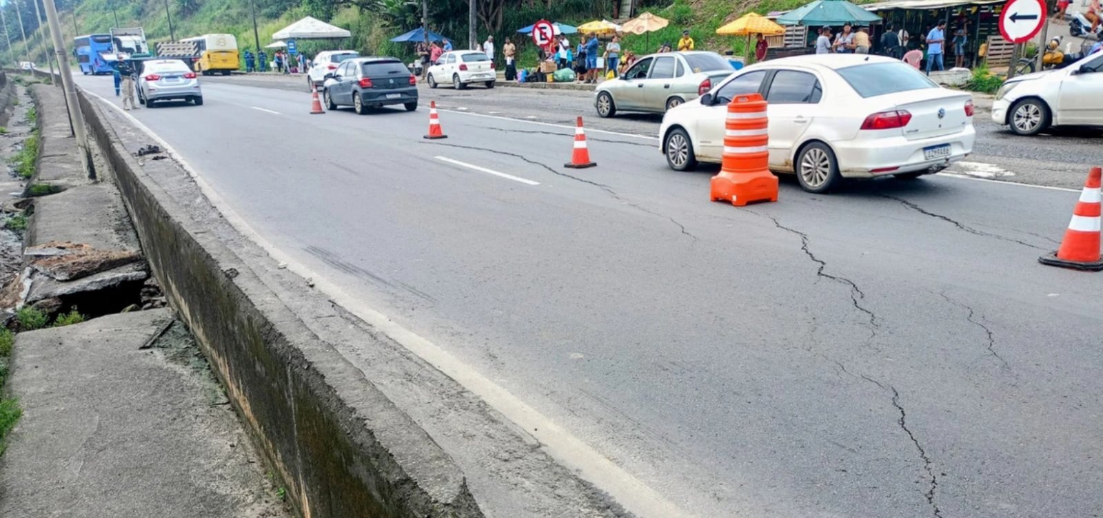 Interdição na BR-324 por obras emergenciais provoca congestionamento em Simões Filho