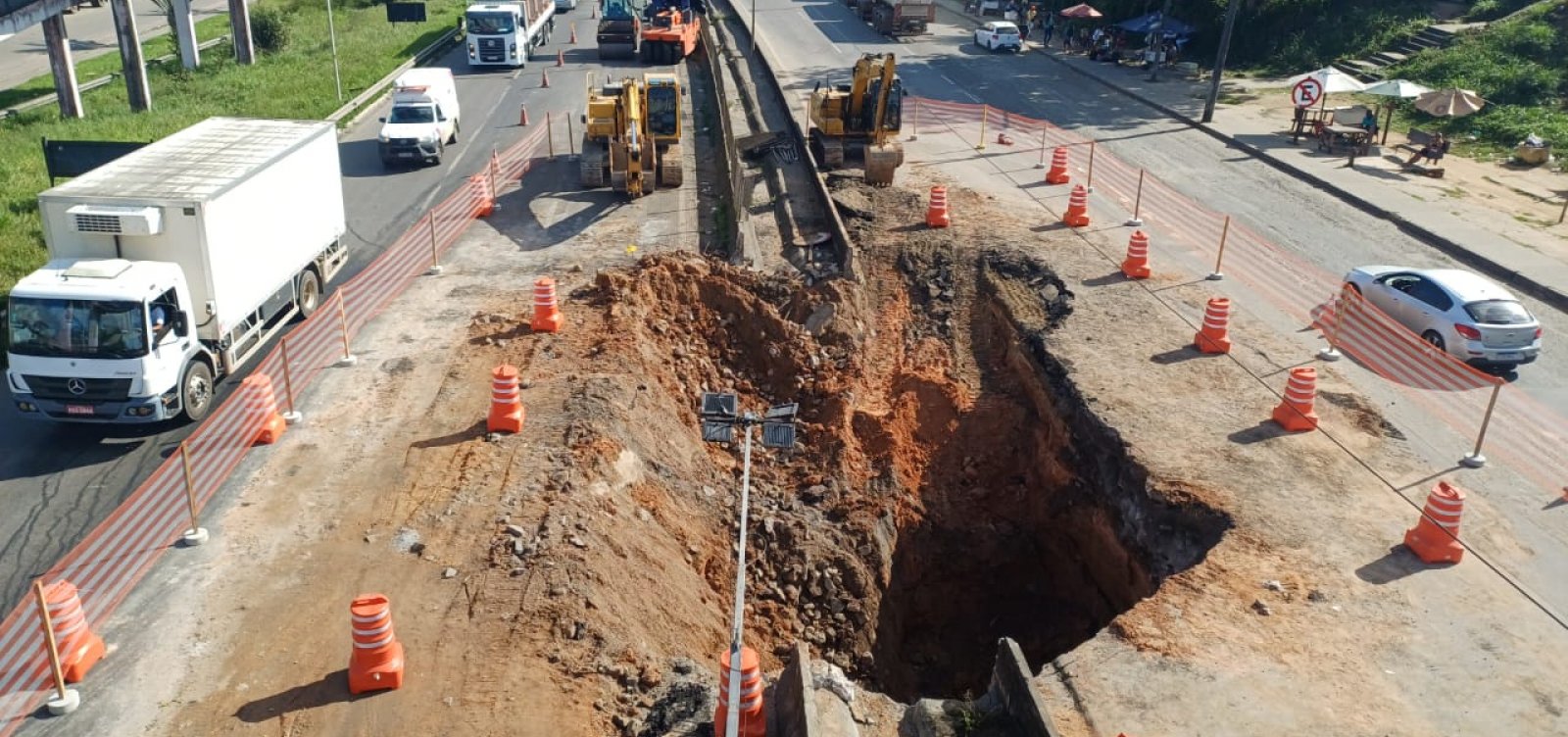 BR-324 segue parcialmente interditada por obras do DNIT e congestionamento chega a 4 km em Simões Filho
