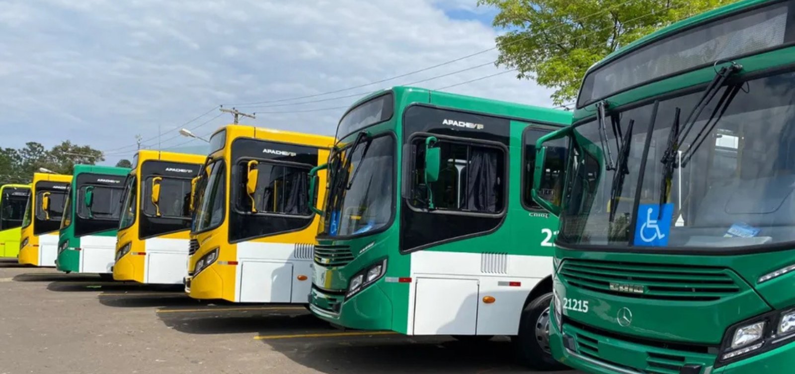 Homem é levado à delegacia após mulher denunciar importunação sexual dentro de ônibus em Salvador