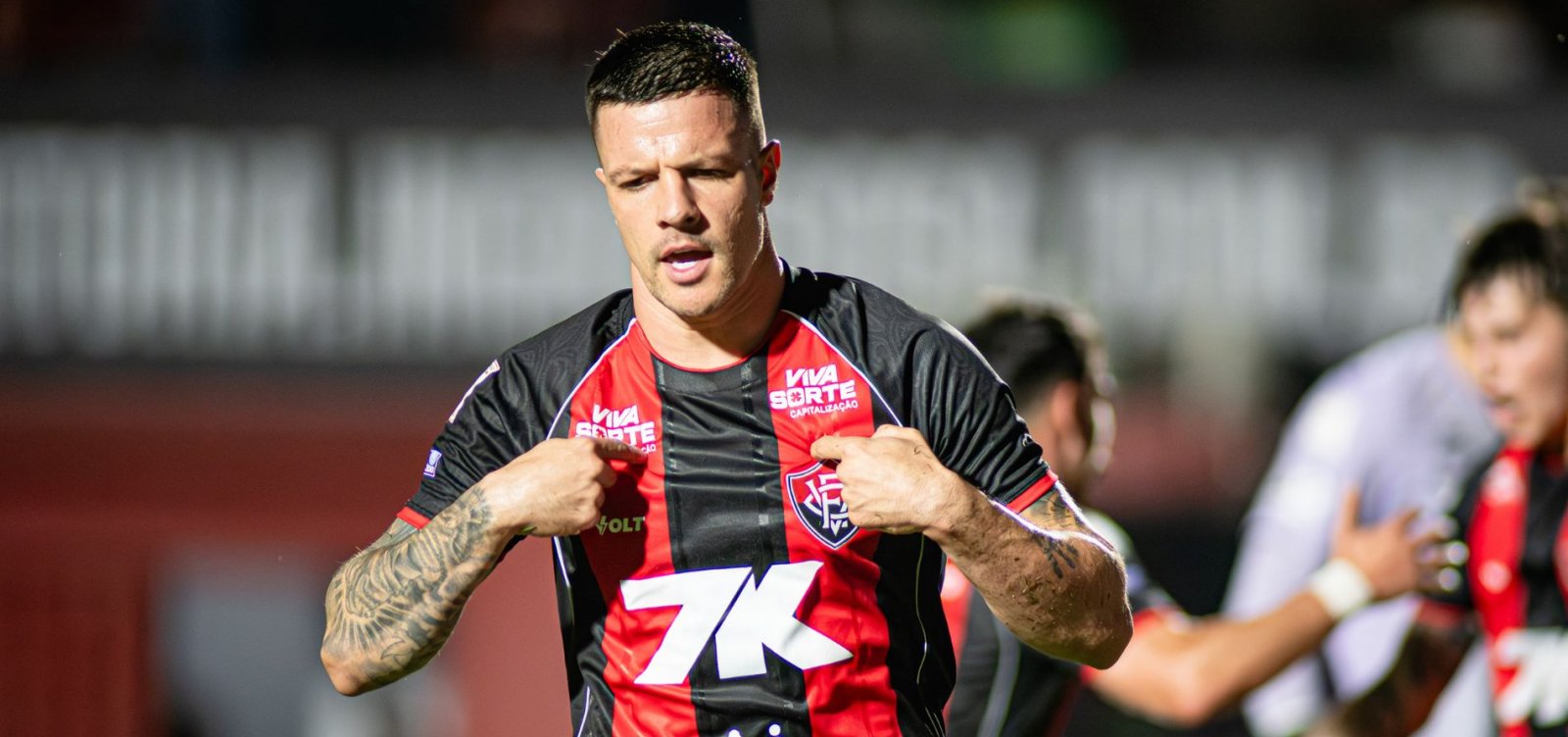 Kayzer marca contra o ex-clube e garante vitória do Vitória sobre o Vasco no retorno do Brasileirão