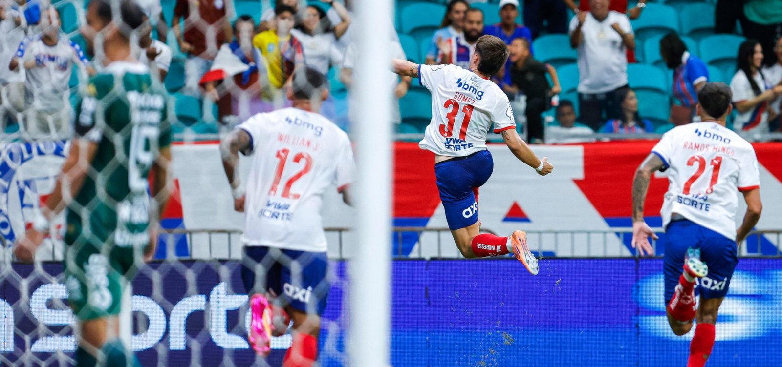 Bahia resolve no primeiro tempo, vence a Chapecoense e segue firme no G-6 do Brasileirão
