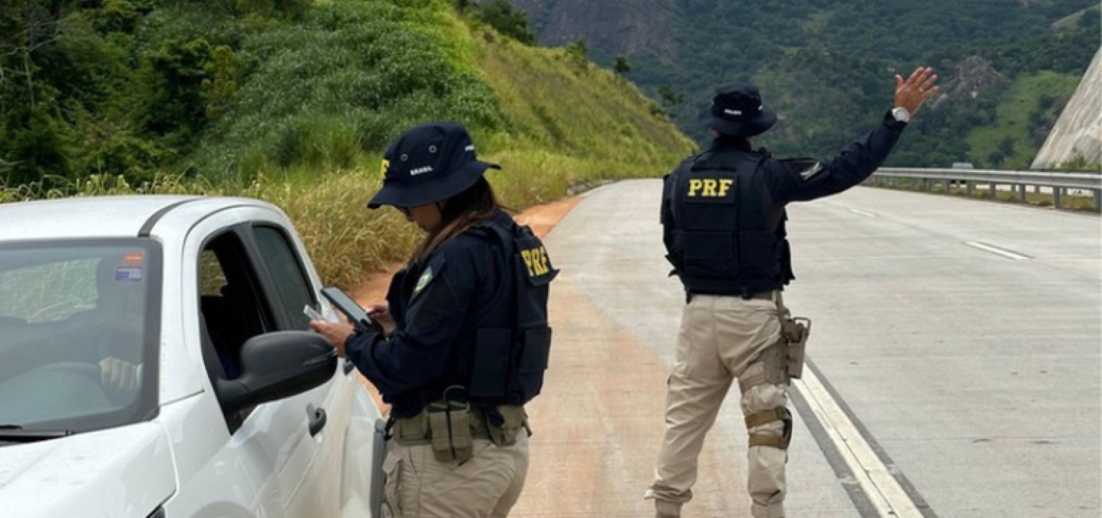 Colisão frontal na BR-101 deixa dois mortos e cinco feridos no extremo sul da Bahia