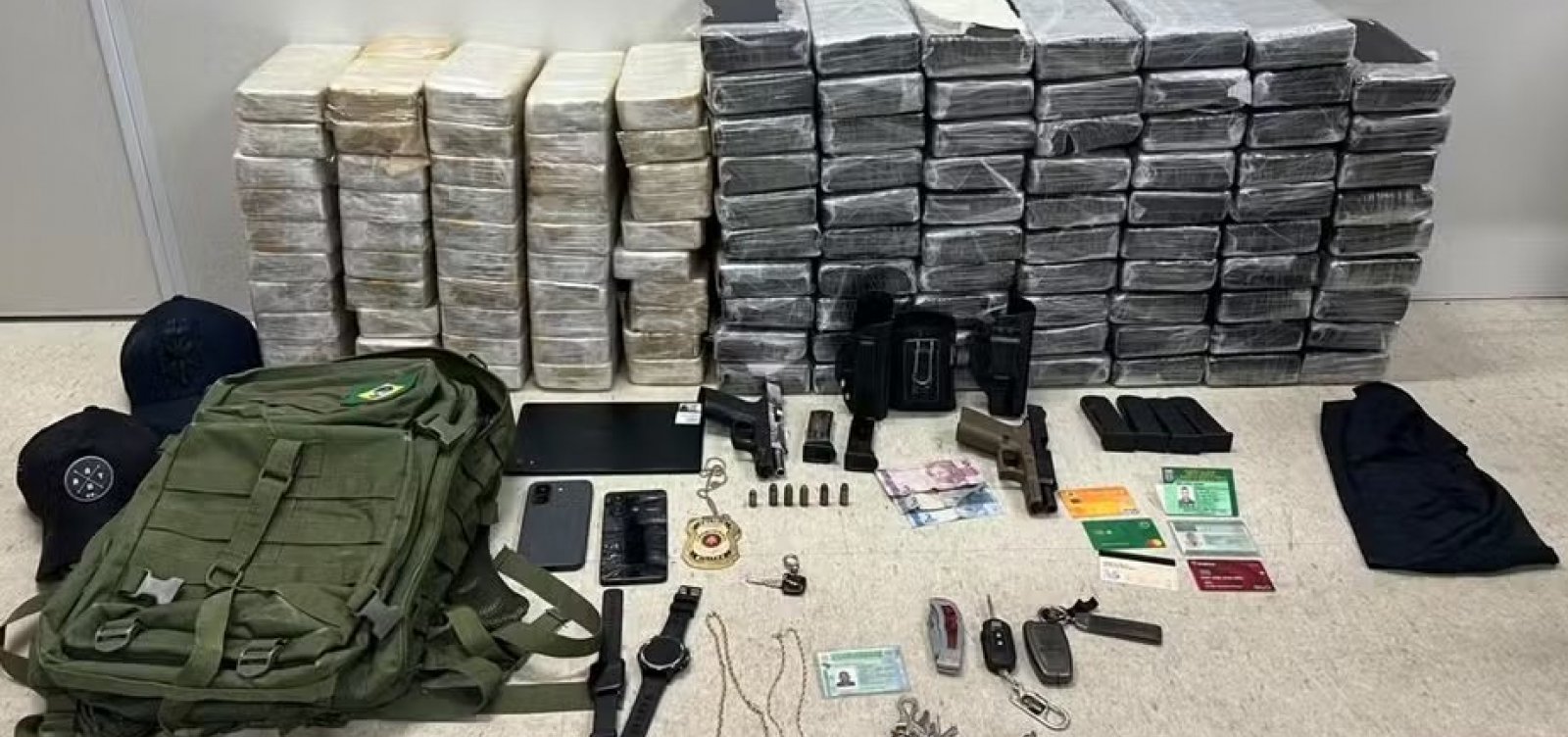 PM e estudante de Direito são presos com mais de 100 kg de drogas em shopping de Salvador