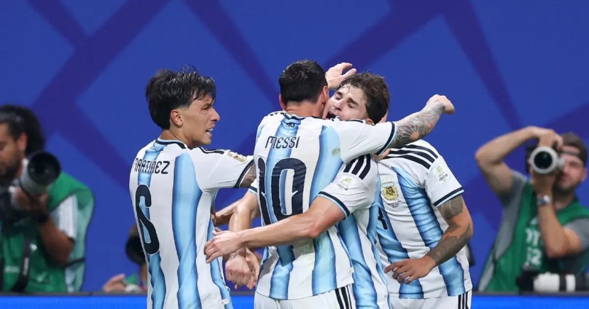 Messi brilha, Argentina busca virada épica nos acréscimos e elimina o Egito nas oitavas da Copa do Mundo