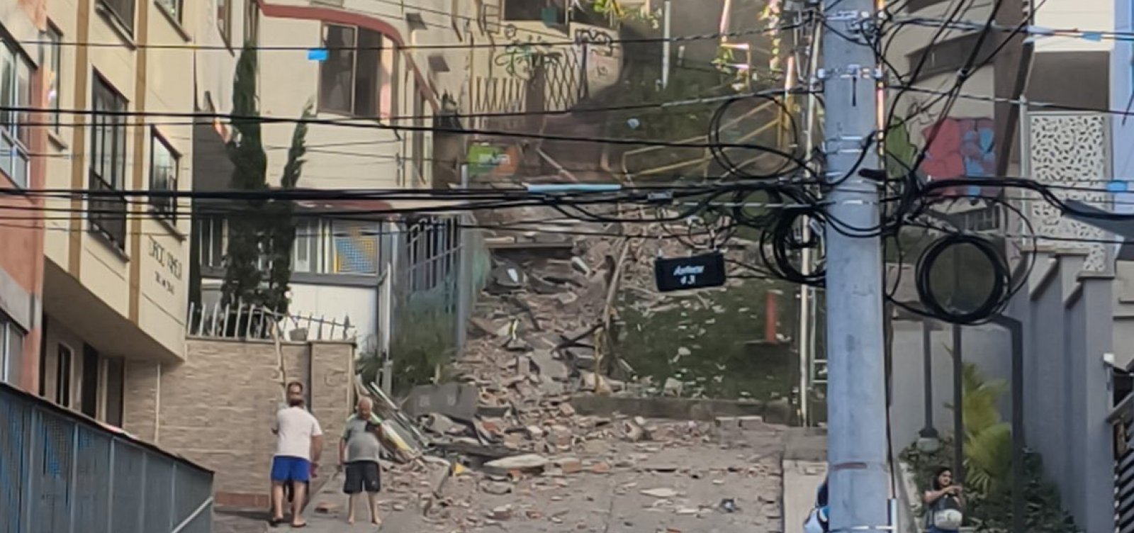 Terremoto de magnitude 7,4 deixa 170 mortos na Colômbia e governo reforça segurança contra saques