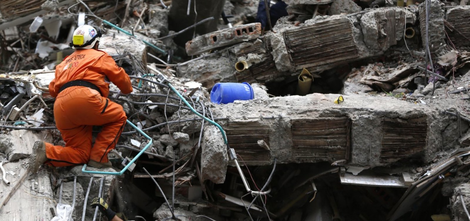 Colômbia chega às 72 horas de buscas após terremoto que deixou 265 mortos