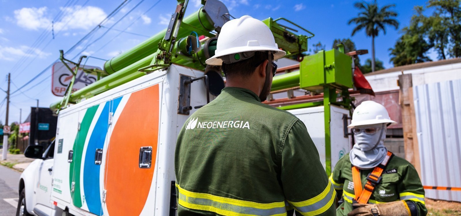 Mais de 40 bairros de Salvador terão desligamentos de energia até o fim de agosto; confira o cronograma