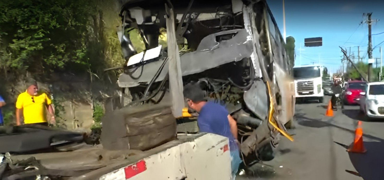 Micro-ônibus bate em poste e deixa trânsito lento na Avenida Gal Costa