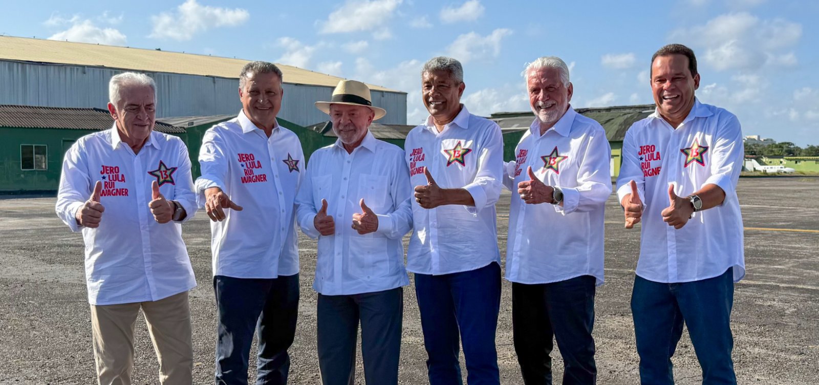 Lula desembarca em Salvador para caminhada de campanha no bairro da Liberdade