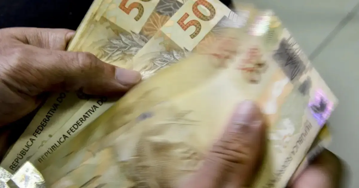 Mais da metade dos trabalhadores termina o mês sem dinheiro para todas as despesas, aponta Serasa
