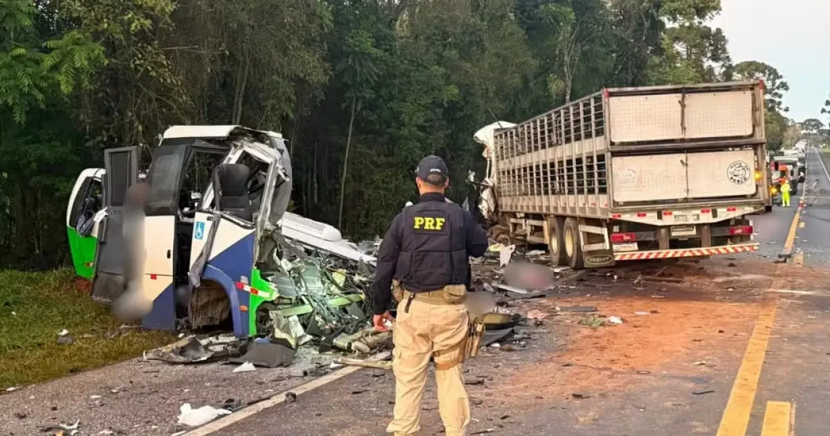 Colisão entre micro-ônibus e carreta deixa 22 mortos e cinco feridos no Paraná