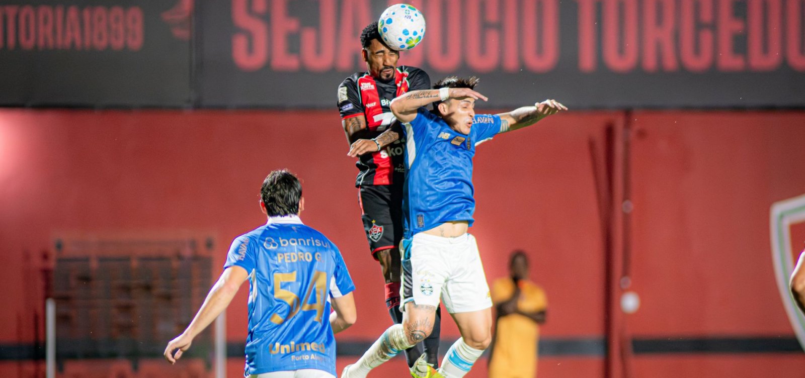 Vitória bate o Grêmio no Barradão, encerra sequência de derrotas e respira na luta contra o Z-4