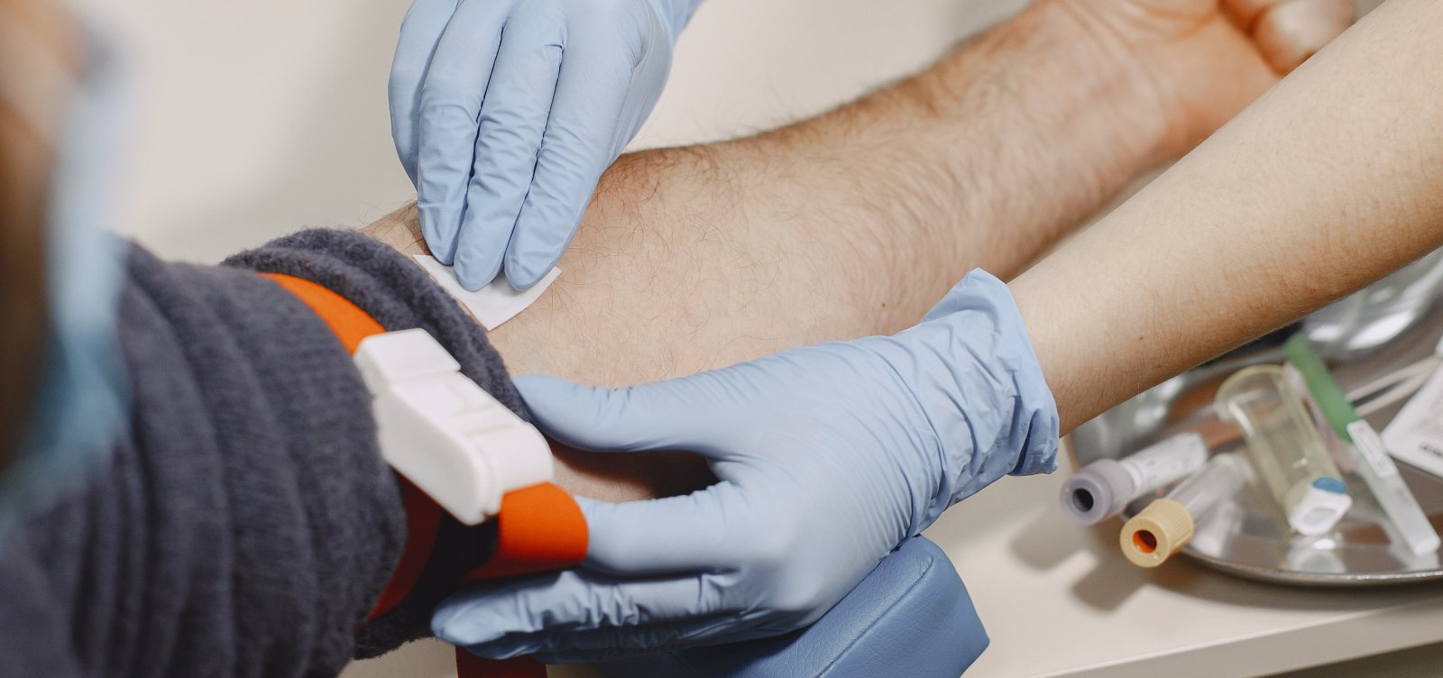 Testemunhas de Jeová flexibilizam regras sobre componentes do sangue, mas mantêm restrição a transfusões de sangue total