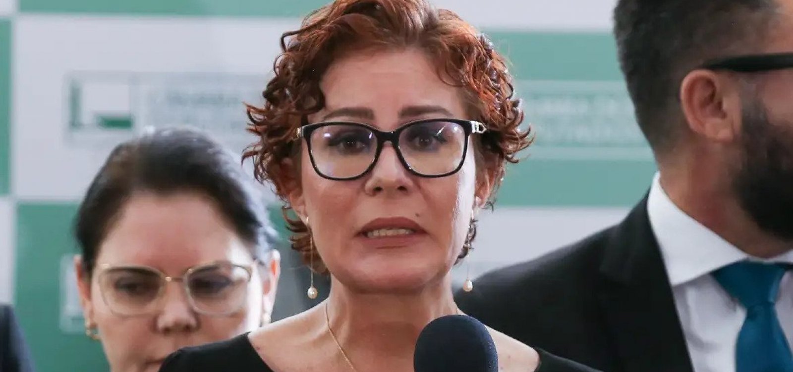Defesa de Carla Zambelli pede ao STF autorização para retorno ao Brasil durante eleições