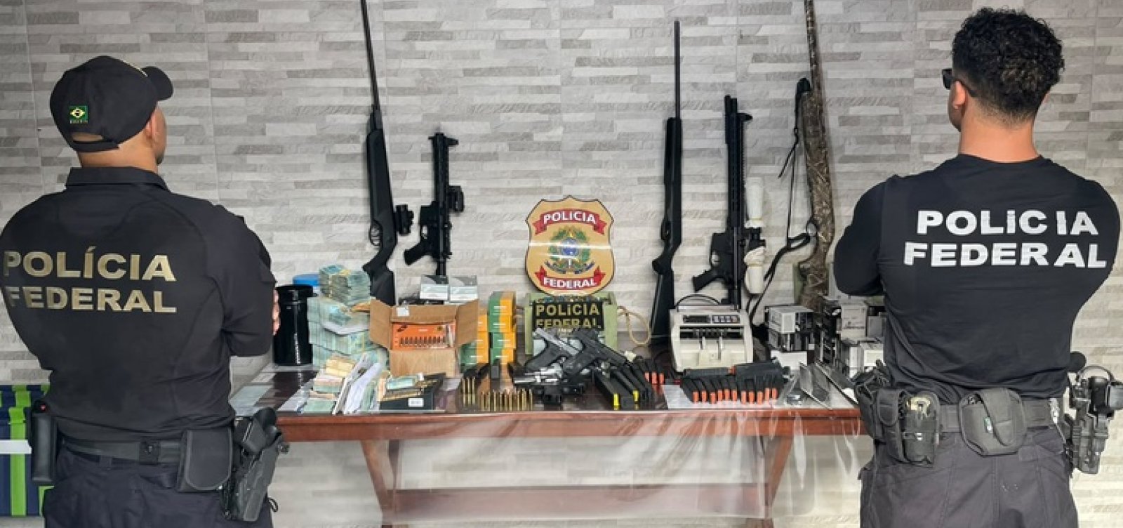 PF apreende 44 armas e R$ 535 mil durante operação que investiga fraudes em registros de CAC na Bahia