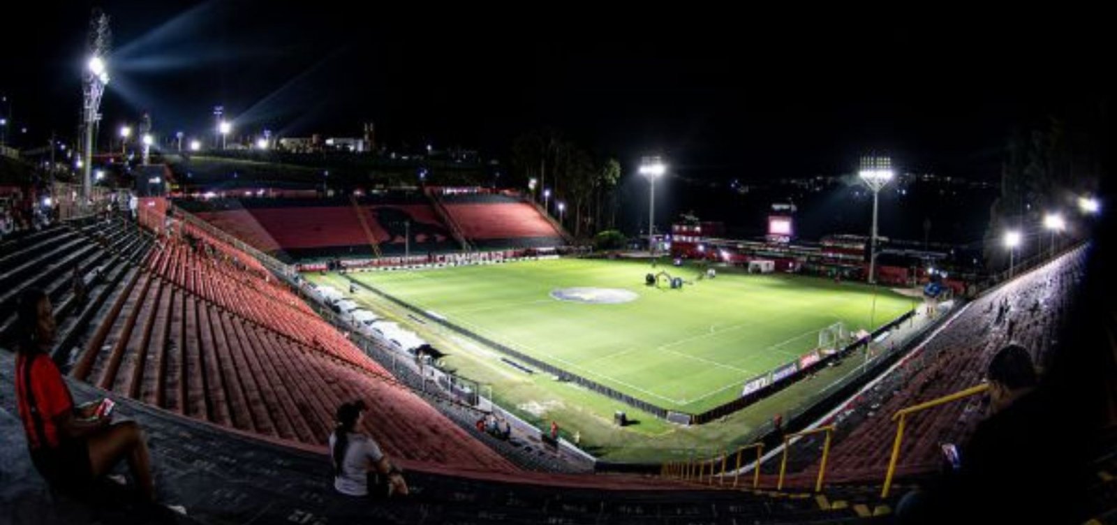 Vitória recebe a Chapecoense no Barradão em busca de reação no Campeonato Brasileiro