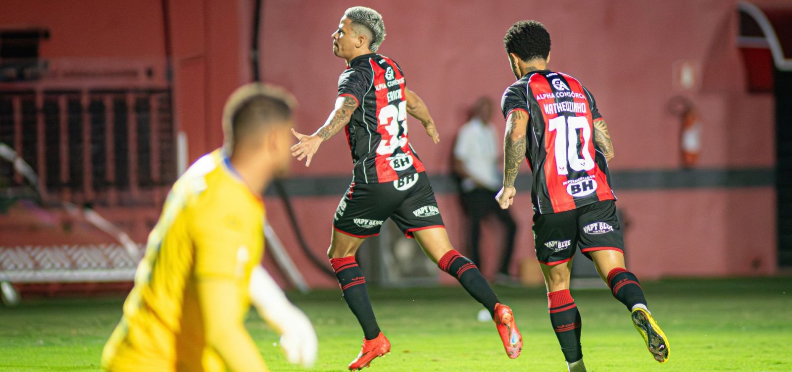 Vitória goleia Chapecoense por 4 a 0 e ganha fôlego na luta contra o rebaixamento