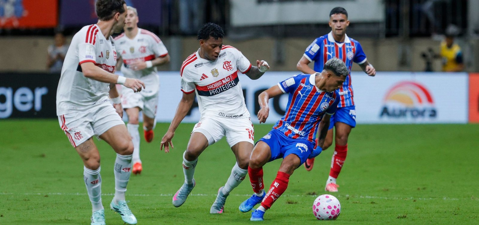Bahia perde por 3 a 0 para o Flamengo na Fonte Nova e cai para a sétima posição no Brasileirão