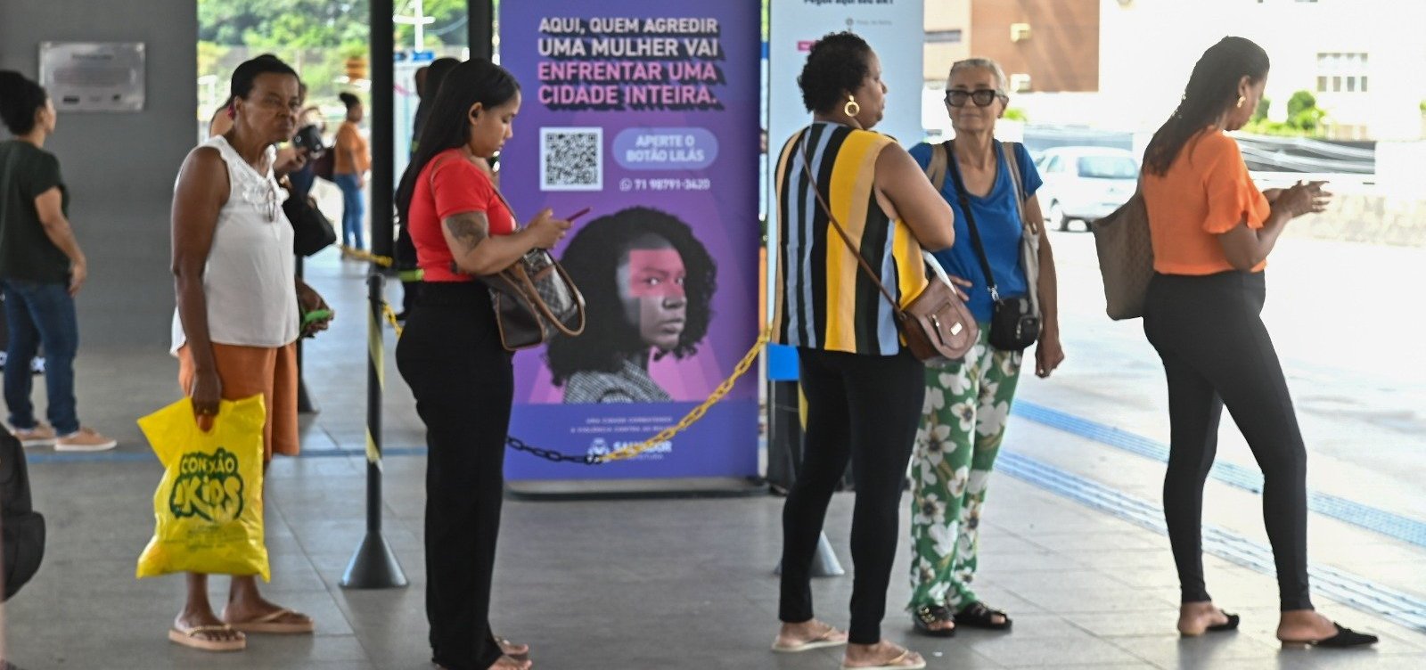 Botão Lilás amplia atendimento a mulheres vítimas de violência em 26 estações do BRT de Salvador