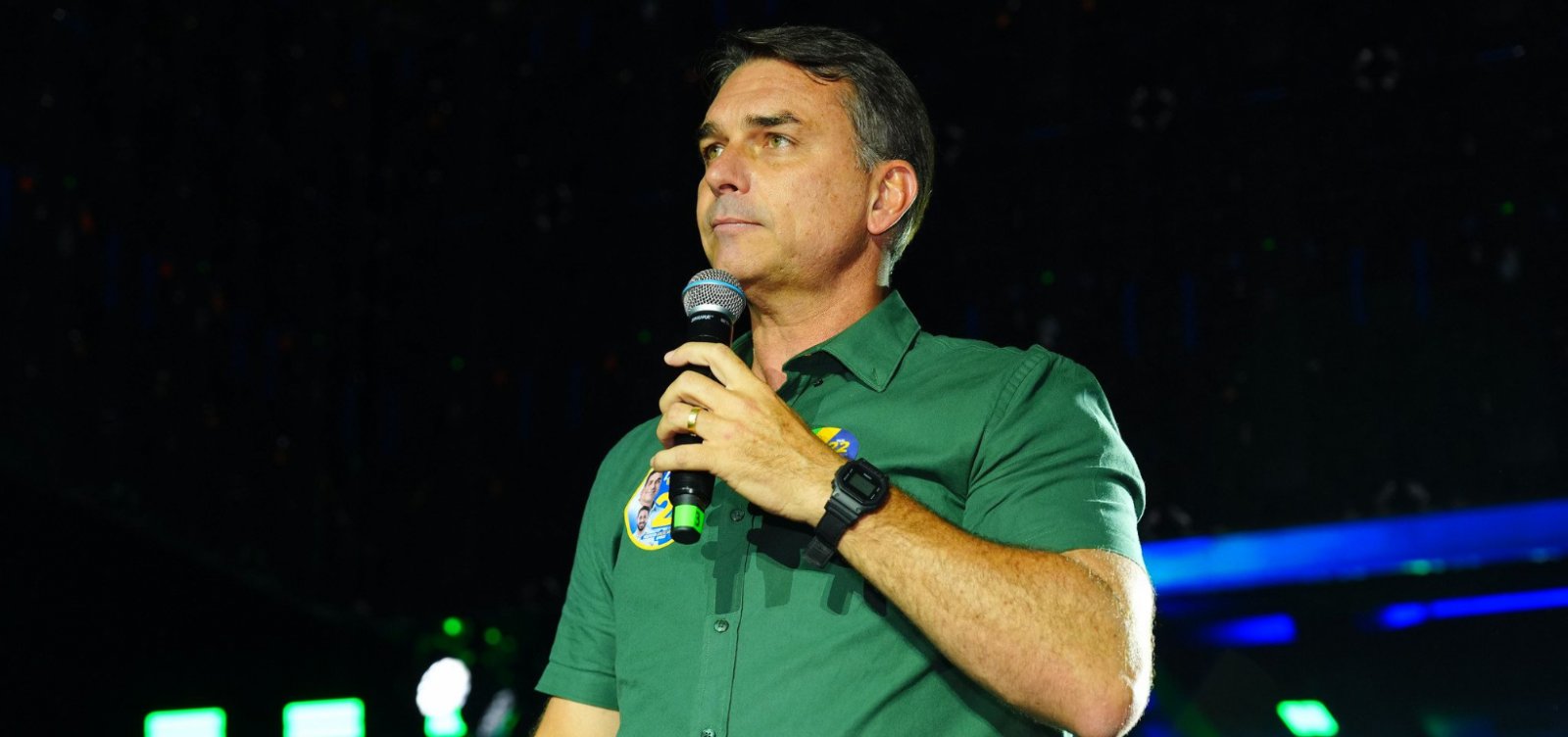 Flávio Bolsonaro viaja aos EUA com a família e, segundo site, pretende pedir asilo político