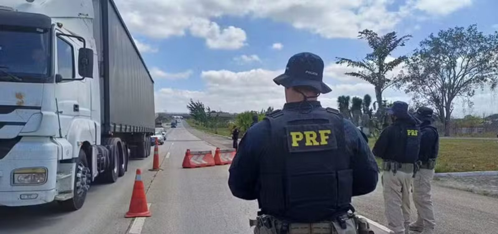 PRF reforça fiscalização nas rodovias federais da Bahia durante feriadão
