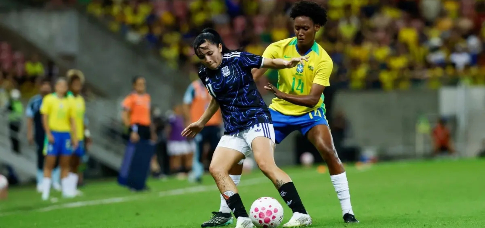 Brasil abre dois gols de vantagem, mas cede empate à Argentina mesmo com uma jogadora a mais