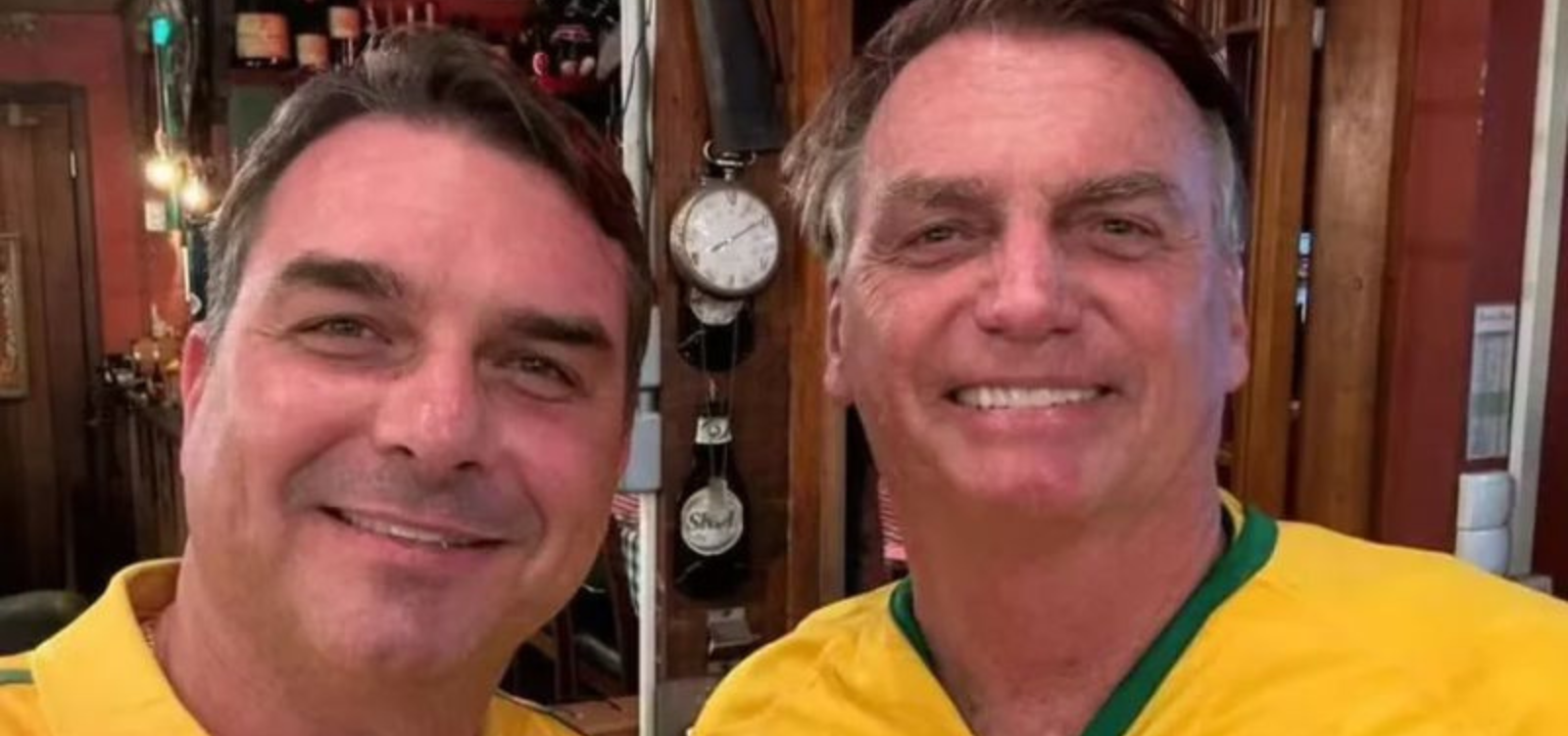 Flávio Bolsonaro visita o pai em prisão domiciliar a três dias do segundo turno