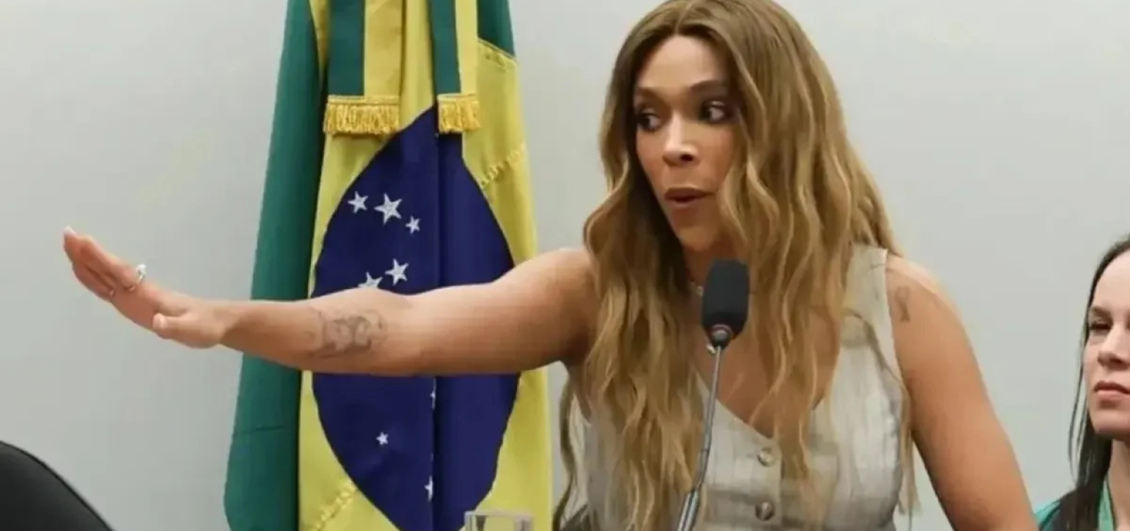 Erika Hilton anuncia pedido de bloqueio de bens e contas bancárias de Flávio Bolsonaro